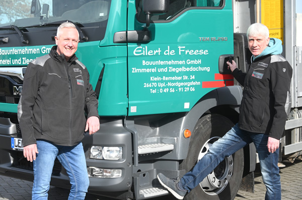 Arno de Freese vor einem Firmenfahrzeug